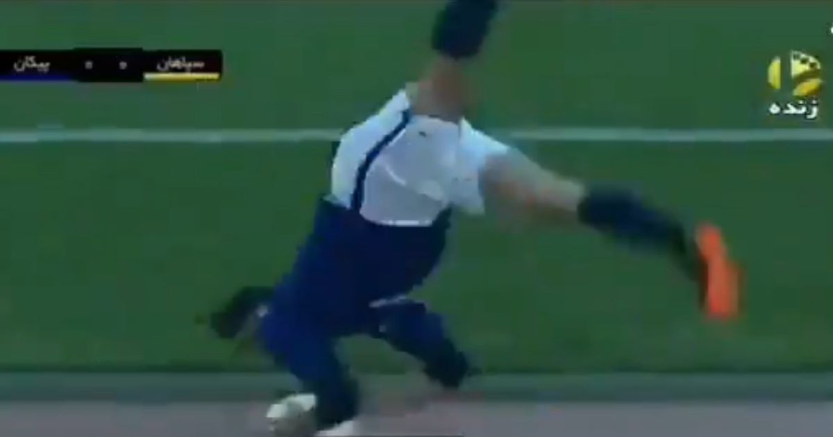 Вратарь вбрасывает мяч из аута. Иран вброс меня из аута сальто. Футбольный судья с дубинкой в Иране. Ввод мяча из аута ногами в пляжном футболе.